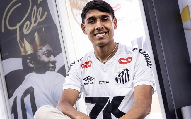Santos pode sofrer novos transfer bans por dívidas de zagueiros, Adonis é um dos casos Santos pode sofrer novos transfer bans por dívidas de zagueiros, Adonis é um dos casos