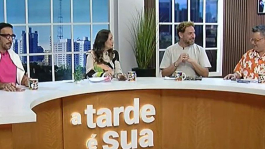 Thiago Sodré, Sonia Abrão, Daniel Atalla e Vladimir Alves no novo cenário do programa A Tarde é Sua Thiago Sodré, Sonia Abrão, Daniel Atalla e Vladimir Alves no novo cenário do programa A Tarde é Sua
