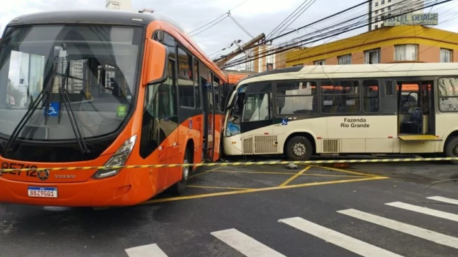 Ônibus se chocam e 45 pessoas ficam feridas em Curitiba