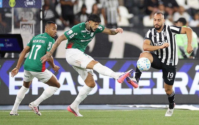 Bandeirão com a presença de Marlon Freitas é rasgado por botafoguenses Bandeirão com a presença de Marlon Freitas é rasgado por botafoguenses