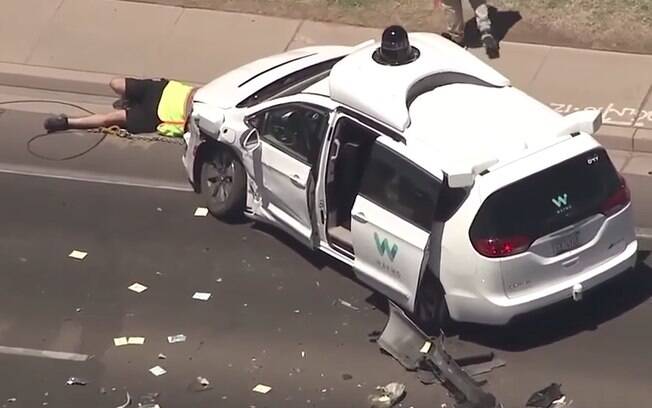 Carro autônomo da Waymo, empresa do Google, se envolve em acidente e deixa um ferido