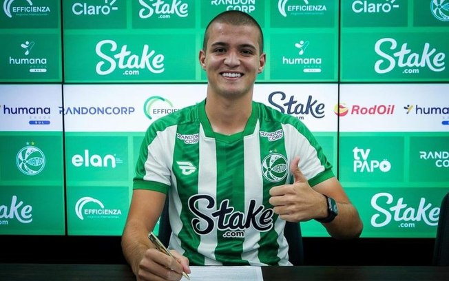 Pedro Ferreira assina primeiro contrato profissional com o Juventude