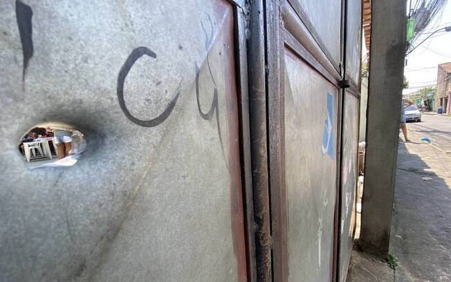 Marca no portão da casa onde ocorria uma festa de aniversário Marca no portão da casa onde ocorria uma festa de aniversário