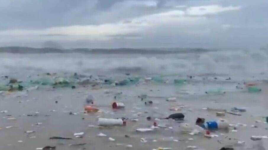 Nas imagens, é possível ver a grande quantidade de garrafas plásticas boiando no mar