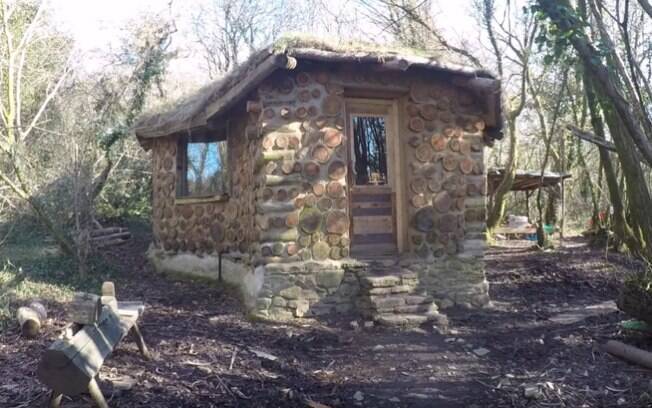 Kris Harbour demorou um ano e meio para construir sua casa sustentável em meio à floresta no País de Gales