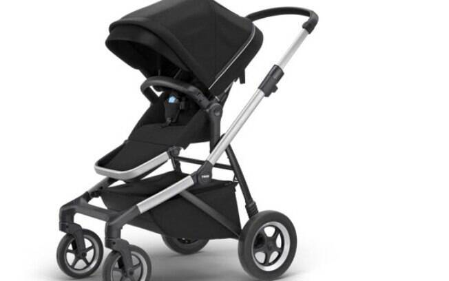 Carrinho de bebê do modelo Thule Sleek tem guidão 