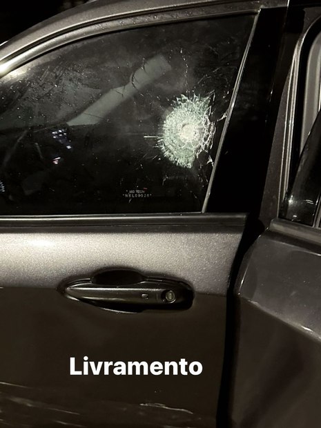 Pedro Sampaio sofre atentado e exibe tiro no carro
