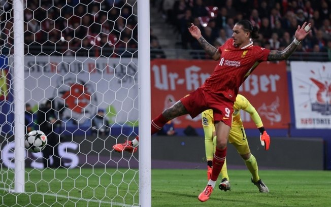 Darwin Núñez marca o gol da vitória do Liverpool sobre o RB Leipzig por 1 a 0 nesta quarta-feira, pela Liga dos Campeões