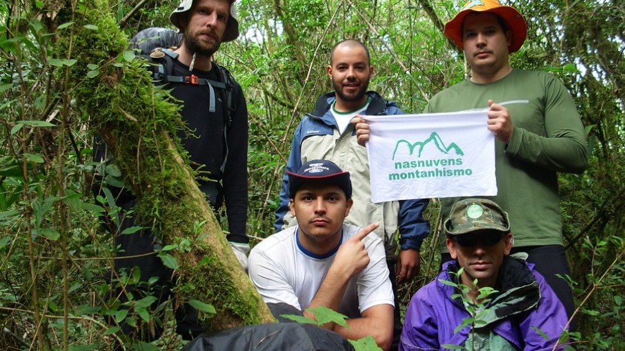 Integrantes do Nas Nuvens Montanhismo. Em pé da esquerda para direita, Vinicius, Natan e Juliano. Sentados, Alisson e William. Foto de 2012. Integrantes do Nas Nuvens Montanhismo. Em pé da esquerda para direita, Vinicius, Natan e Juliano. Sentados, Alisson e William. Foto de 2012.