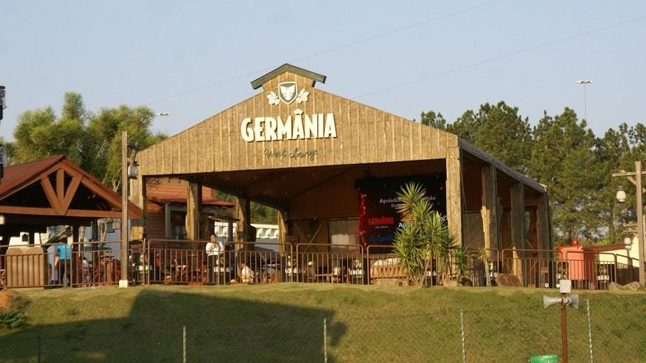 Germânia West Lounge é a opção perfeita e conta com espetinhos e chopp Germânia