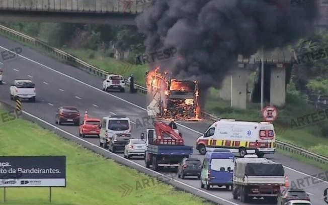 Ônibus com funcionários de Unesp da região pega fogo na rodovia dos Bandeirantes em Campinas Ônibus com funcionários de Unesp da região pega fogo na rodovia dos Bandeirantes em Campinas