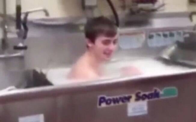 Vídeo do homem tomando banho na pia viralizou na internet