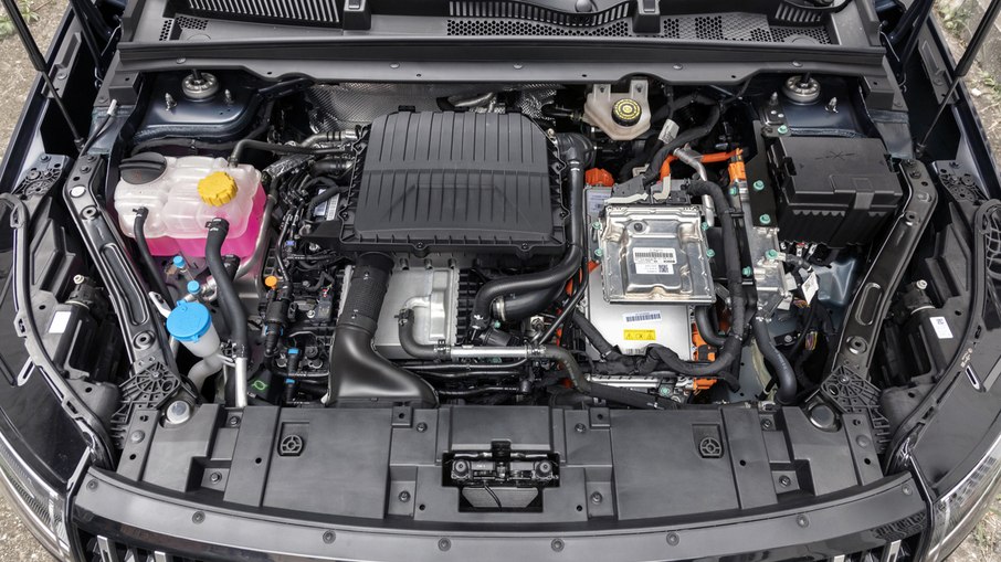 Motorização tem potência combinada de 224 cv, 30,1 kgfm e bateria de 1,83 kWh