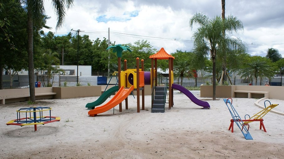 Playground ampliado e ganhou tanque de areia