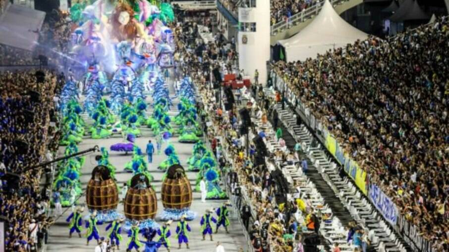 Desfile de escola de samba no Carnaval de São Paulo