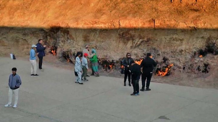 Montanha queima há milhares de anos e nem chuva é capaz de apagar
