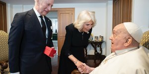 Rei Charles III lamenta morte do Papa Francisco: "Será lembrado"