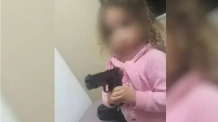Polícia Civil investiga conselheiro tutelar que tirou foto da filha armada