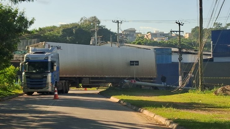 Caminhão danifica rede elétrica e afeta abastecimento em Vinhedo