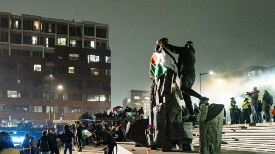 Manifestantes pró-palestinos protestam na praça Anton de Komplein, em Amsterdã, antes do jogo da Liga Europa entre Ajax e Maccabi Tel Aviv, em 7 de novembro de 2024