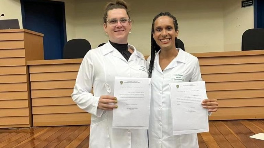 Stella Guilhermina Branco e Louise Rodrigues, médicas formadas pela USP em Ribeirão Preto (SP)
