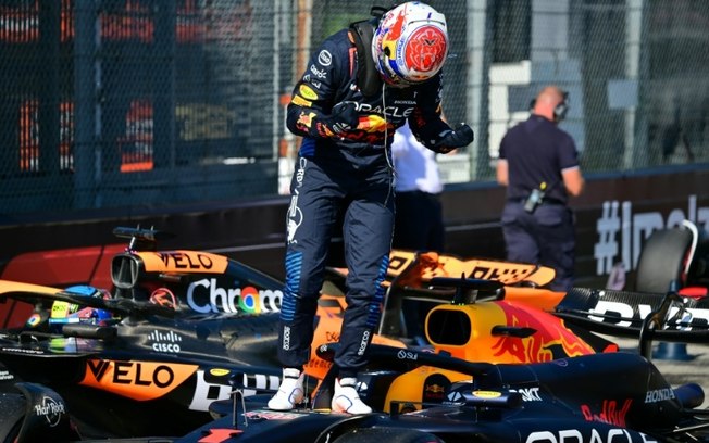 Max Verstappen comemora a pole position no Grande Prêmio da Emilia Romagna, neste sábado, 18 de maio, no circuito de Imola