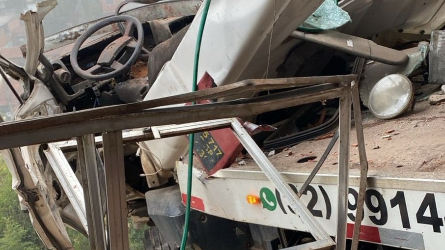 Caminhão guincho atinge casa e arremessa veículos em Juiz de Fora Caminhão guincho atinge casa e arremessa veículos em Juiz de Fora