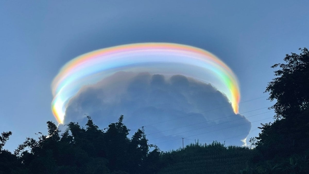 Como se o arco-íris e uma nuvem tivessem tido um bebé. Veja o  surpreendente fenómeno na China - Internacional - MAGG