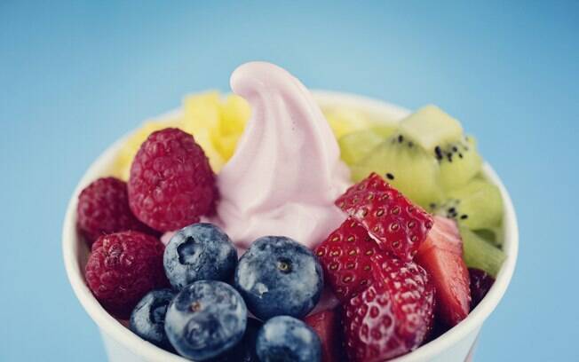 Combinar frozen iogurte com frutas é uma ótima pedida
