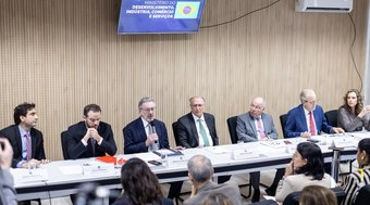 Ministro%20diz%20que%20tarifas%20dos%20EUA%20%22n%C3%A3o%20t%C3%AAm%20lastro%20na%20realidade%22