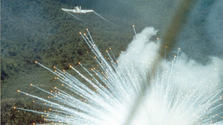 Um A-1E soltando bombas de fósforo branco no Vietnã, em 1966