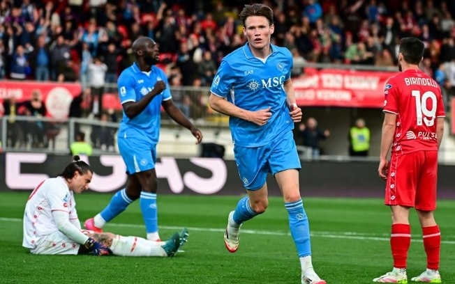 Scott McTominay comemora seu gol na vitória do Napoli sobre o Monza na partida da Serie A em Monza, norte da Itália, em 19 de abril de 2025. Scott McTominay comemora seu gol na vitória do Napoli sobre o Monza na partida da Serie A em Monza, norte da Itália, em 19 de abril de 2025.