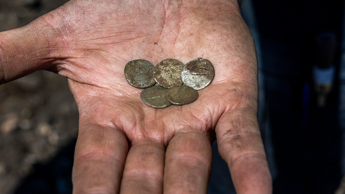 Moedas datavam de cerca de 98 e 192 d.C, ainda mais antigas que o resto do tesouro Moedas datavam de cerca de 98 e 192 d.C, ainda mais antigas que o resto do tesouro