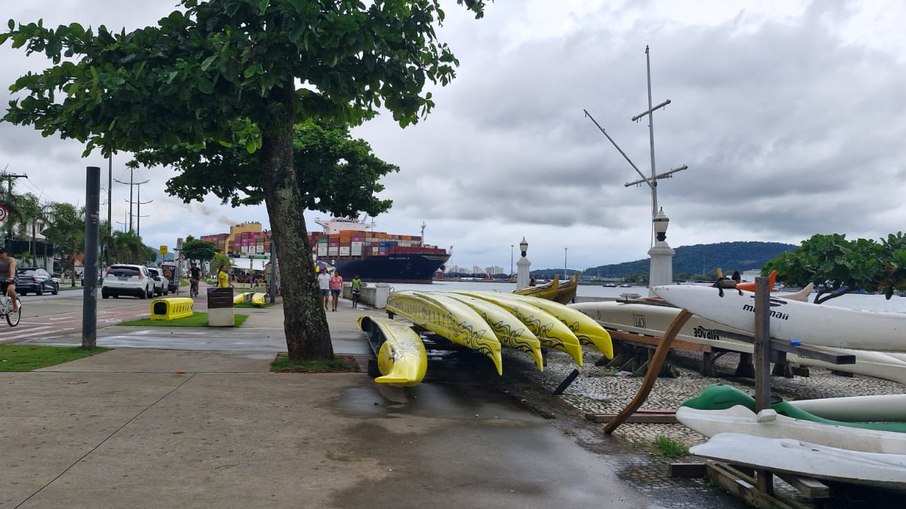 Canoas havaianas na Ponta da Praia, em Santos Canoas havaianas na Ponta da Praia, em Santos
