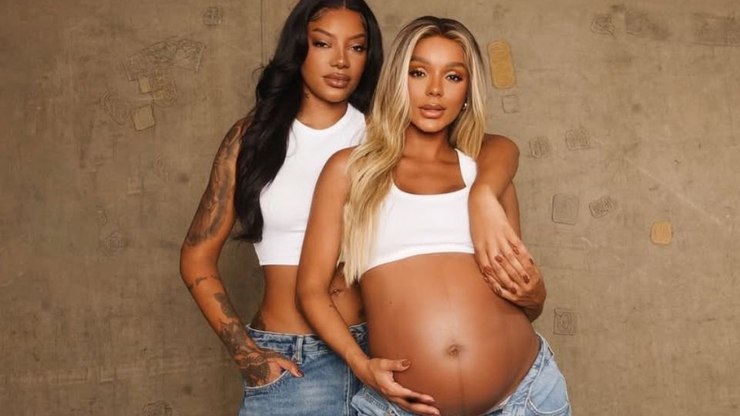 Com poucos dias de vida, filha de Ludmilla e Brunna Gonçalves aparece em revista americana