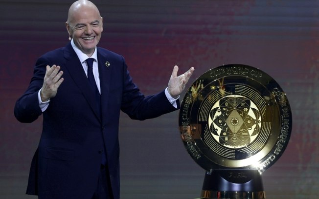 O presidente da Fifa, Gianni Infantino, exibe o troféu do Mundial de Clubes em 5 de dezembro de 2024 O presidente da Fifa, Gianni Infantino, exibe o troféu do Mundial de Clubes em 5 de dezembro de 2024