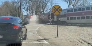 Caminhão é atingido por trem após parar sobre trilhos; assista