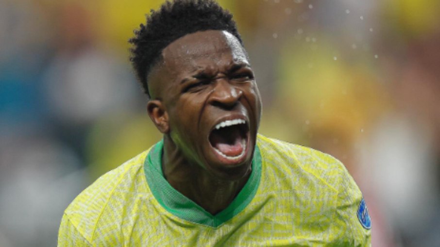 Vini Jr. comemora gol com a seleção brasileira 