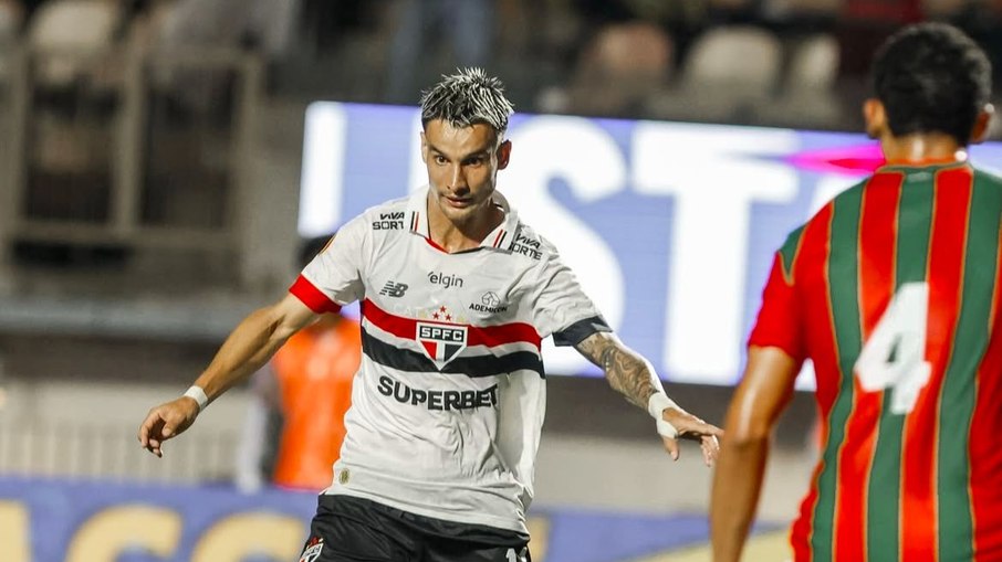 São Paulo vence a Portuguesa nos acréscimos São Paulo vence a Portuguesa nos acréscimos