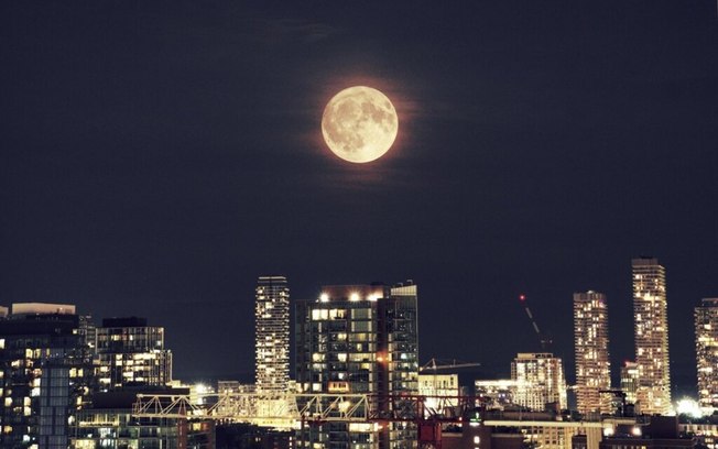 Superlua Cheia de outubro 2025 em Áries: como ver e o que isso sinaliza para você