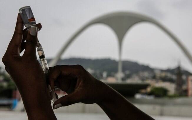 3 erros que levaram à falta de vacinas contra covid-19 no Brasil