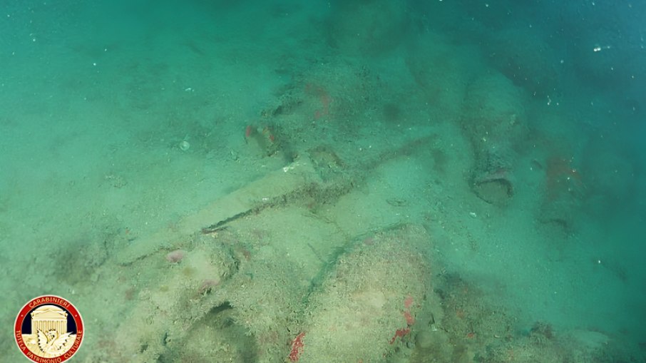 Centenas de ânforas encontradas em naufrágio Centenas de ânforas encontradas em naufrágio
