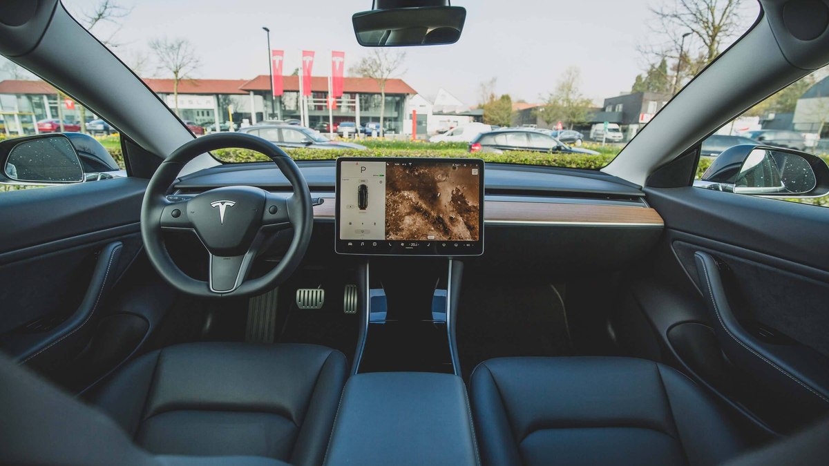 Carro da Tesla quase bate em VLT