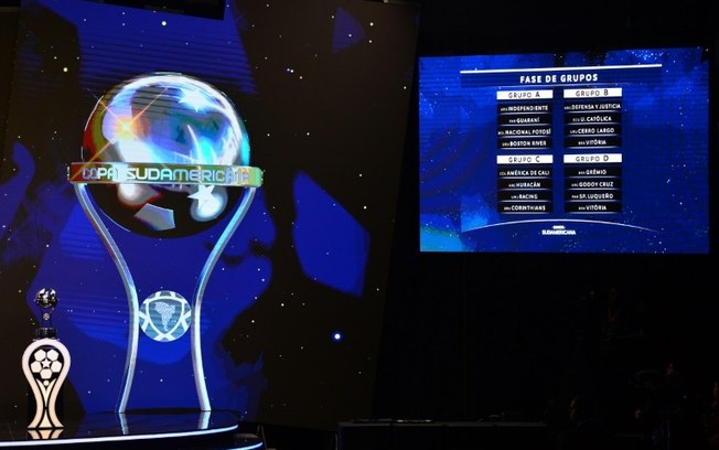 Os grupos A, B, C e D aparecem em um telão durante o sorteio da fase de grupos da Copa Sul-Americana de 2025, na sede da Conmebol, em Luque, no Paraguai, no dia 17 de março de 2025. Os grupos A, B, C e D aparecem em um telão durante o sorteio da fase de grupos da Copa Sul-Americana de 2025, na sede da Conmebol, em Luque, no Paraguai, no dia 17 de março de 2025.