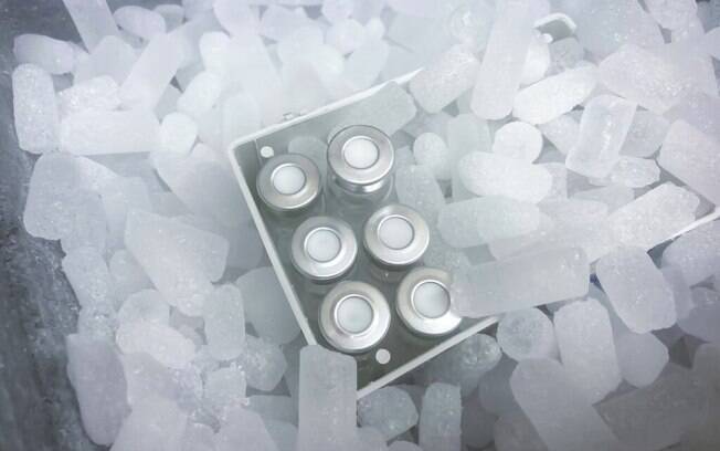 A vacina da Pfizer e BioNTech precisa ser armazenada a -70 °C, e é transportada até os locais de vacinação em caixas especiais cheias de gelo seco A vacina da Pfizer e BioNTech precisa ser armazenada a -70 °C, e é transportada até os locais de vacinação em caixas especiais cheias de gelo seco