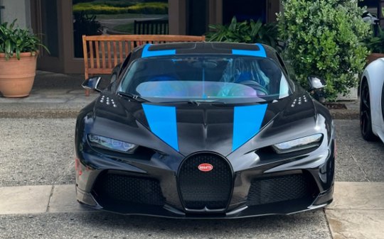 Modelo com Bugatti de R$ 50 milhões surpreende menino