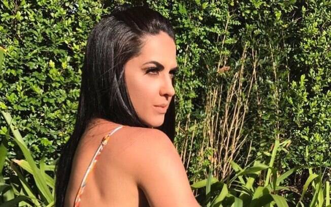 Graciele Lacerda, noiva do sertanejo Zezé di Camargo, exibe ótima forma na piscina 