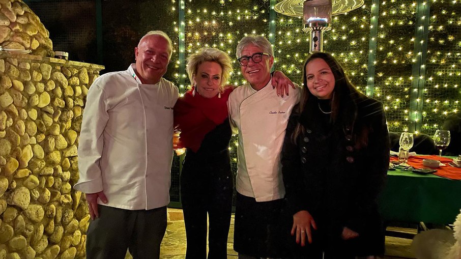 Ana Maria Braga é ladeada pelos chefs Bernard Contipelli, Claudio Savitar e Marcella Contipelli 