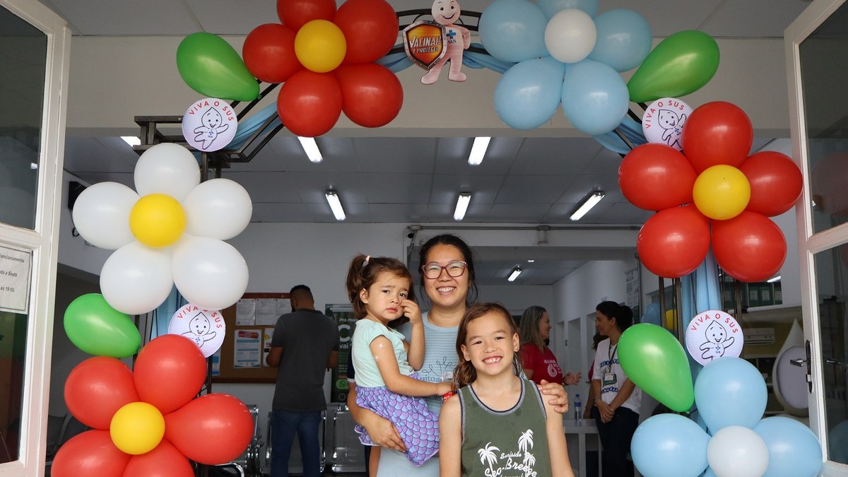 Lila Watanabe com os filhos Nana e Otto