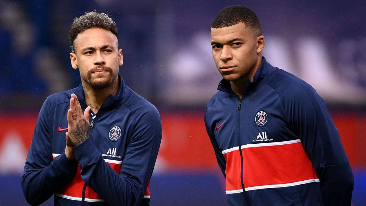 Neymar e Mbappé chegaram a protagonizar dupla entrosada no ataque do PSG Neymar e Mbappé chegaram a protagonizar dupla entrosada no ataque do PSG